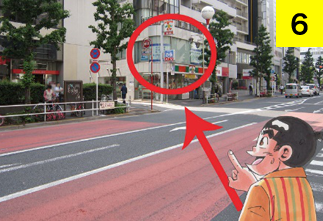 ２～３分位で大きな道に出ます。向かい三菱東京UFJさんの右隣のサンクスさんがあります。