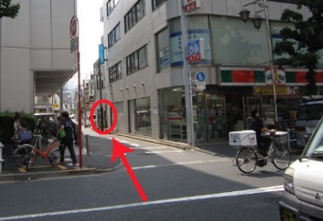 三菱東京UFJさんとサンクスさんの間の道を進むと、右奥に建物の入り口があります。